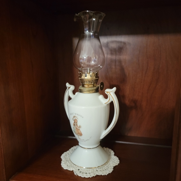 HOLLY HOBBIE® ♡ 1970's Mint Condition Genuine Porcelain Miniature Oil Lamp - Picture 9 of 13
